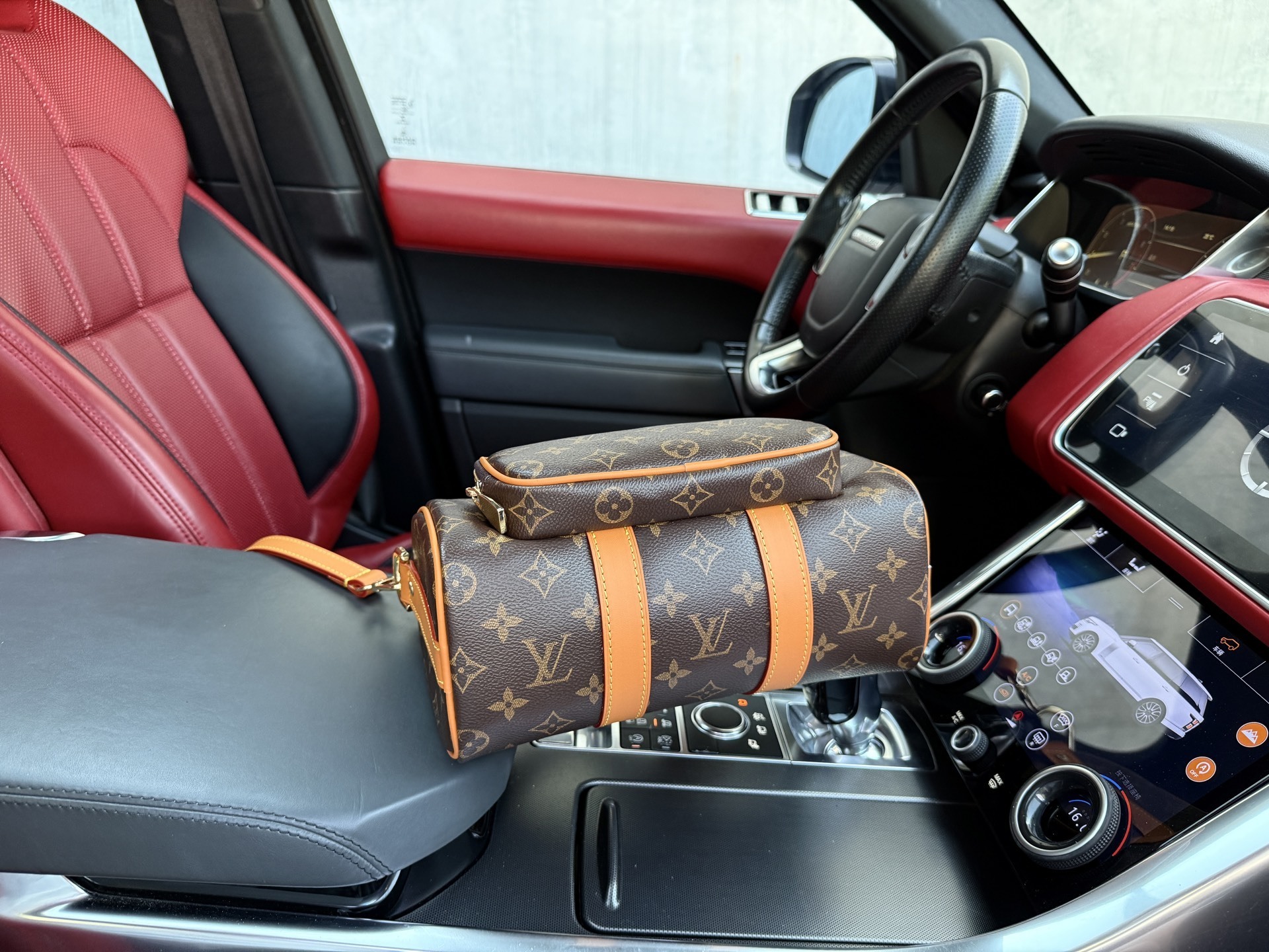 Louis Vuitton Bag BG868065