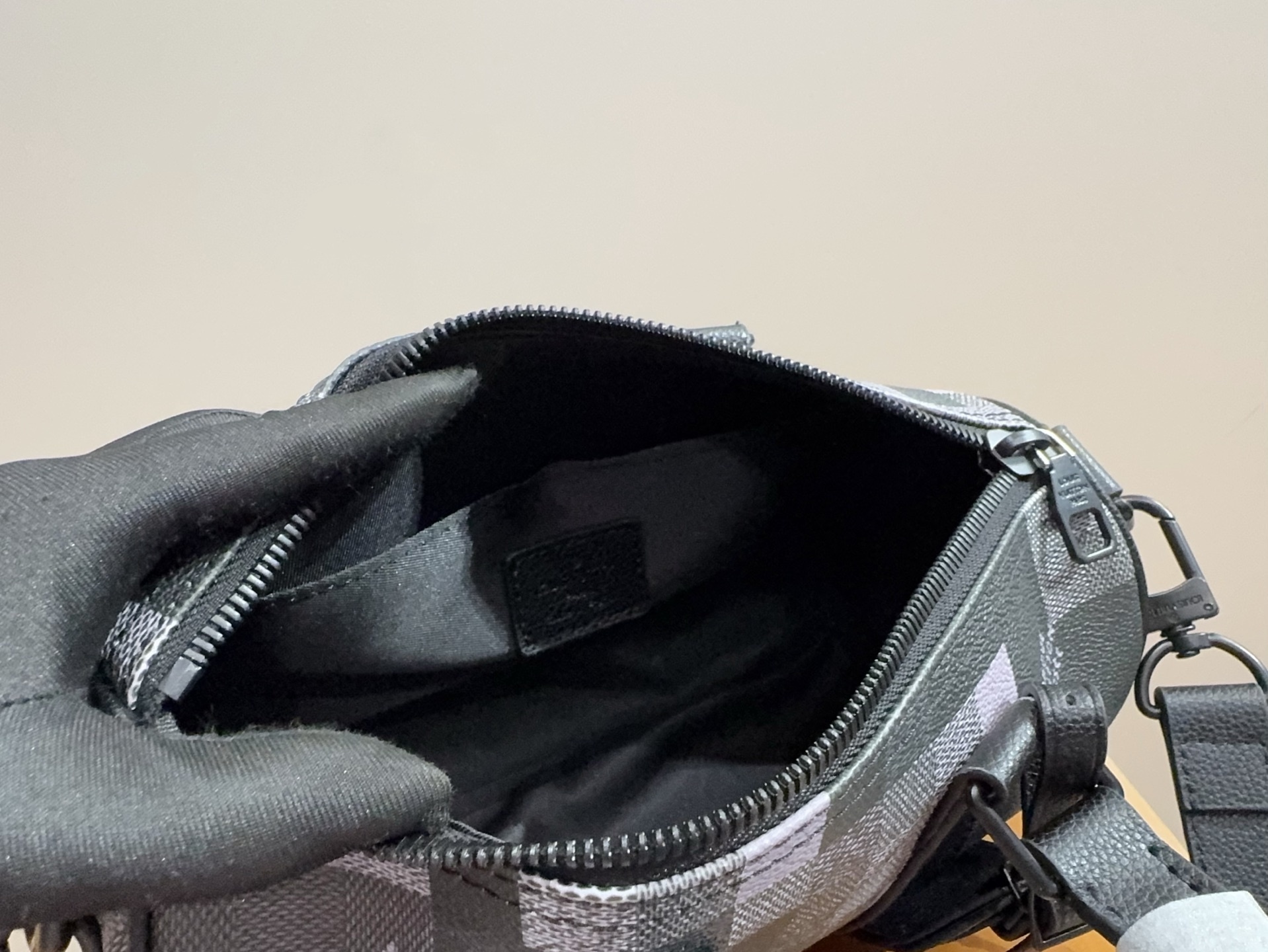 Louis Vuitton Bag BG868052