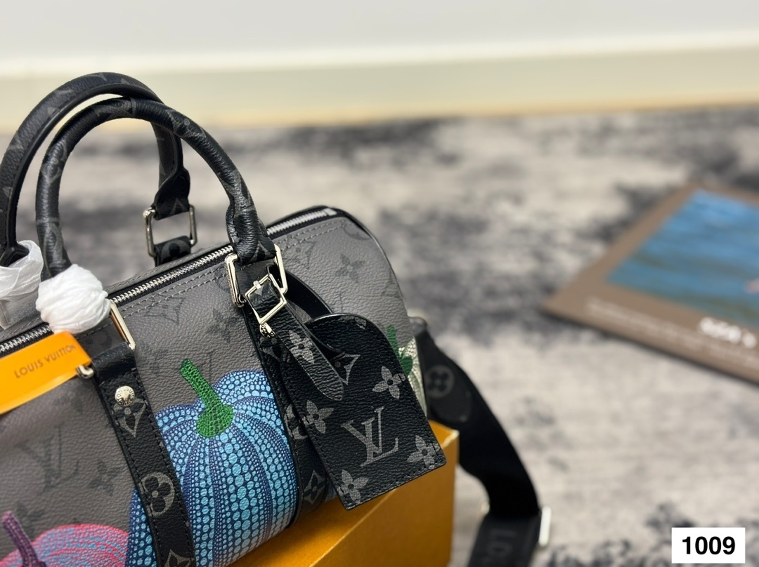 Louis Vuitton Bag BG868057