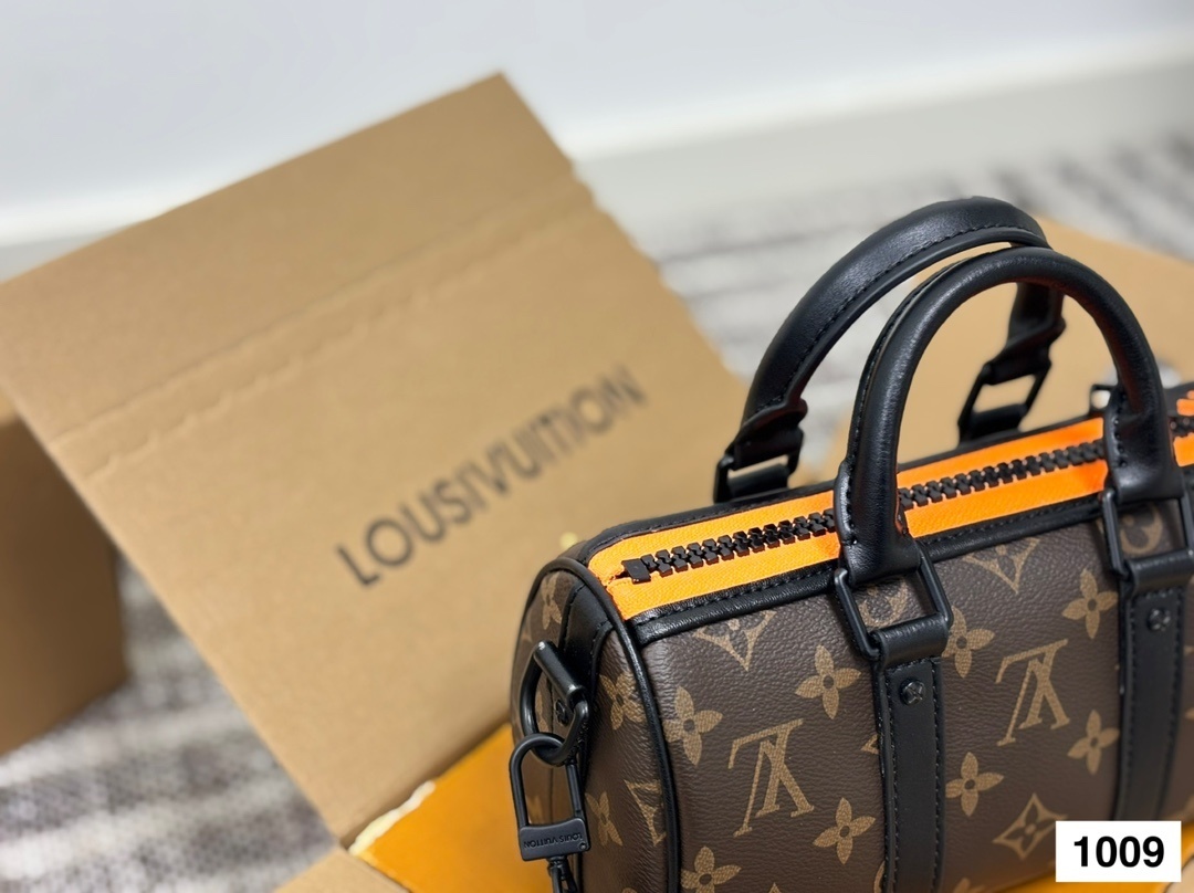 Louis Vuitton Bag BG868063