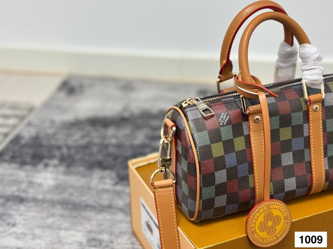Louis Vuitton Bag BG868056
