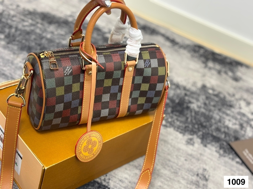 Louis Vuitton Bag BG868056