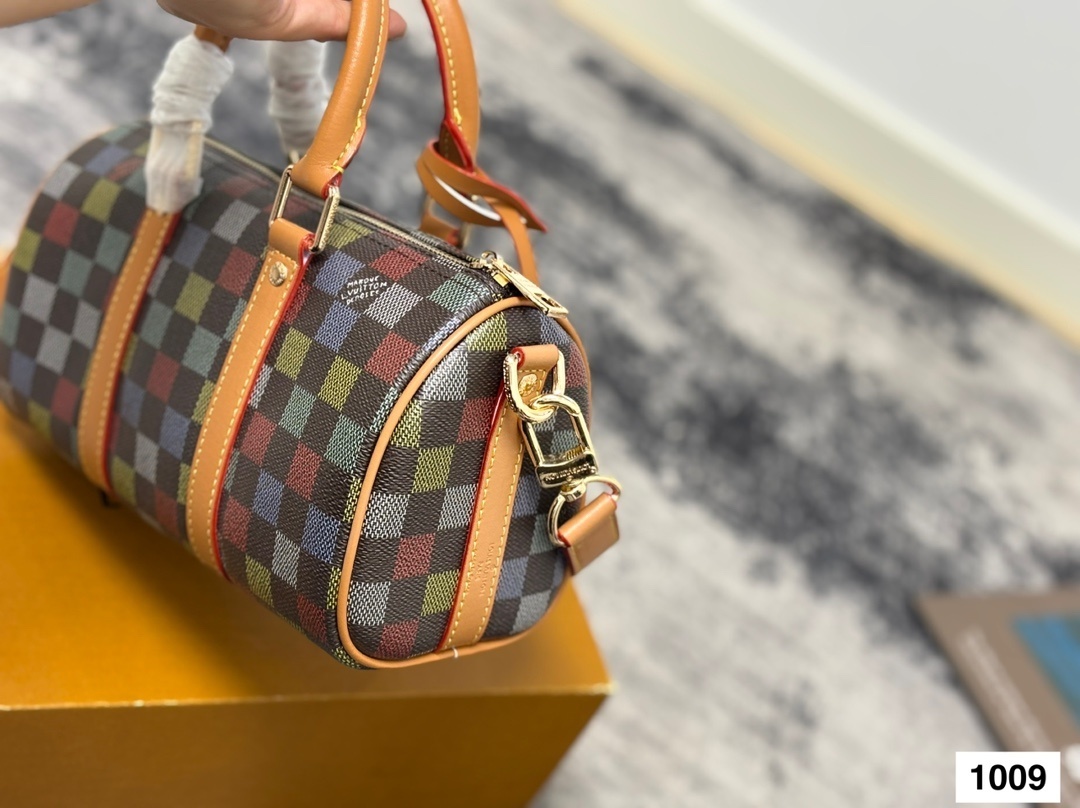Louis Vuitton Bag BG868056