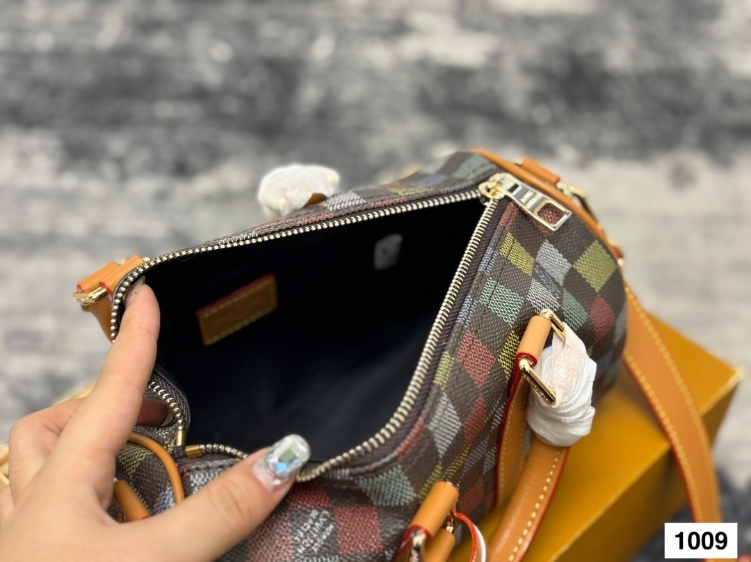Louis Vuitton Bag BG868056