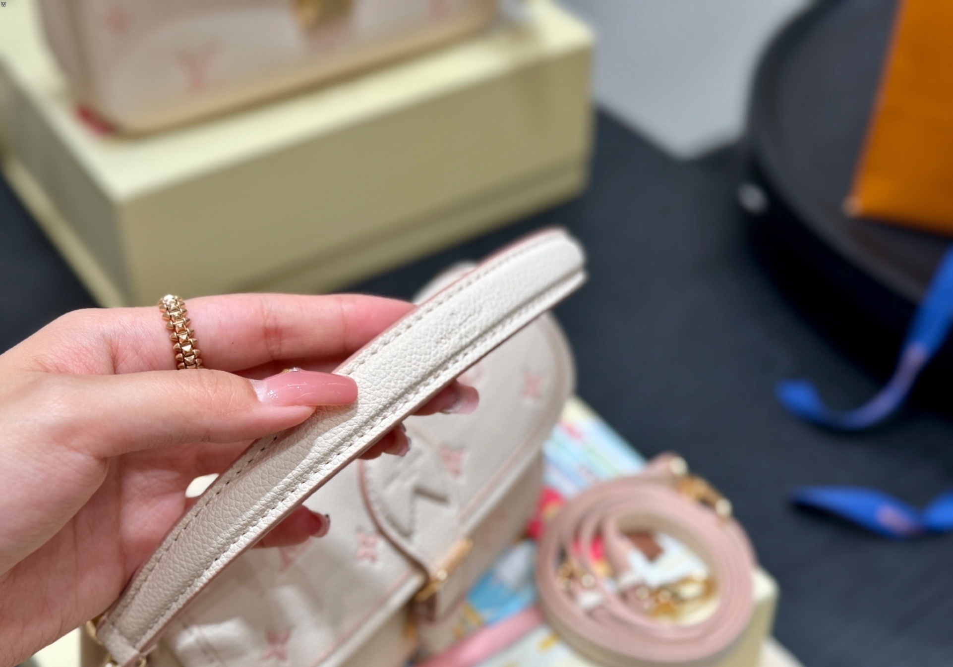 Louis Vuitton Bag BG868017