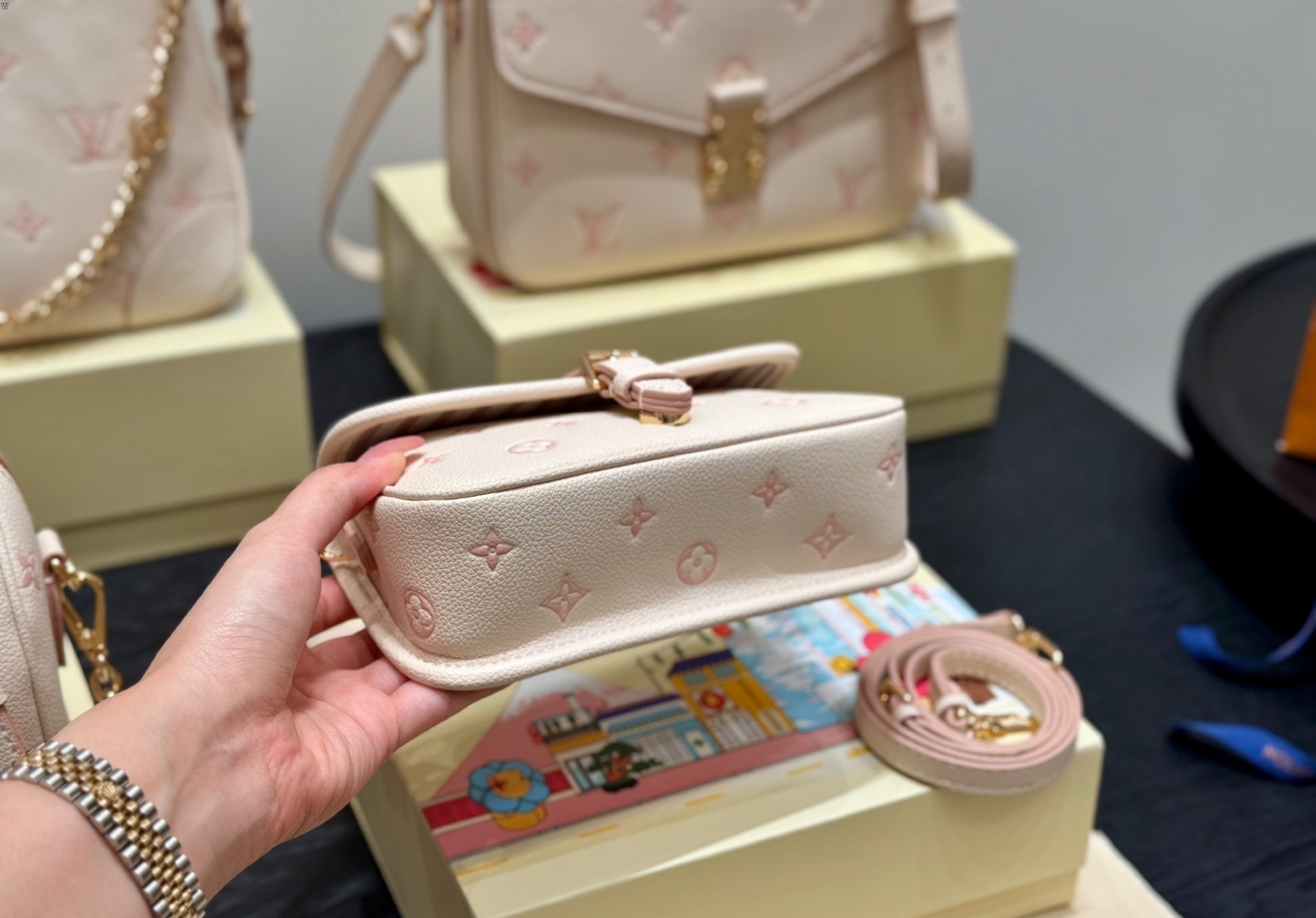 Louis Vuitton Bag BG868017