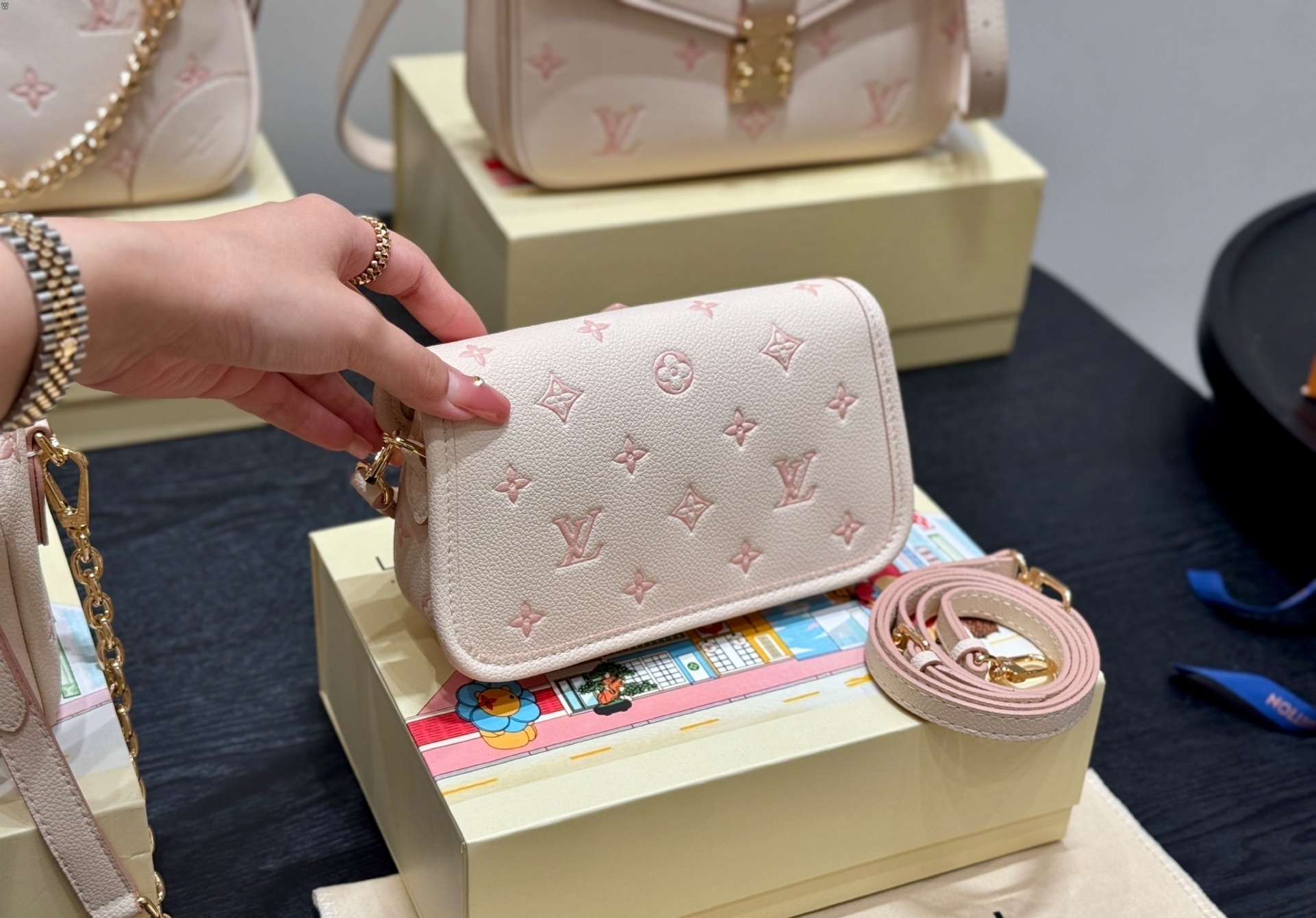 Louis Vuitton Bag BG868017