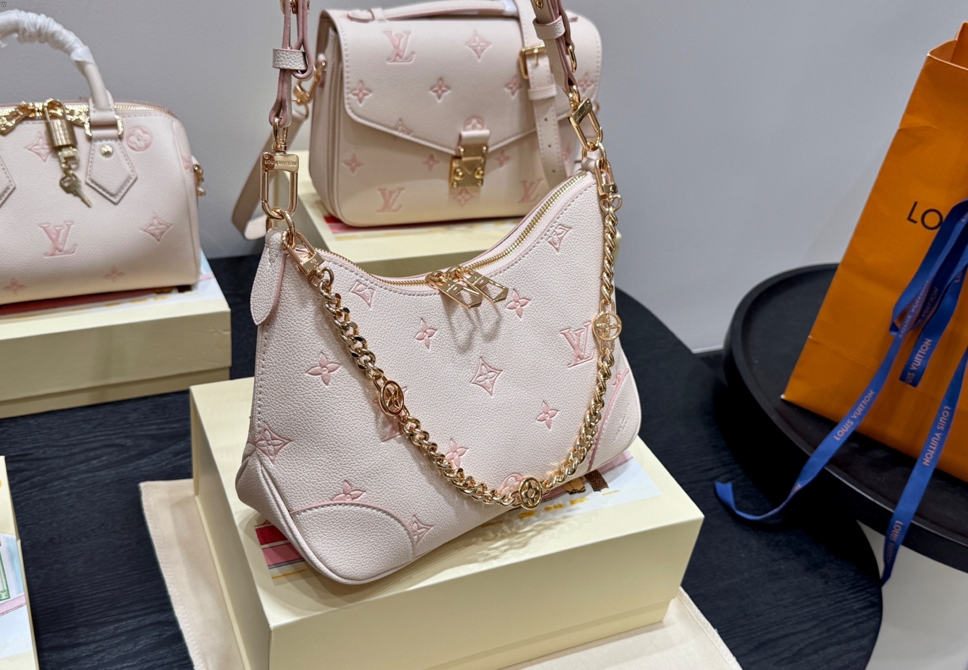 Louis Vuitton Bag BG868018