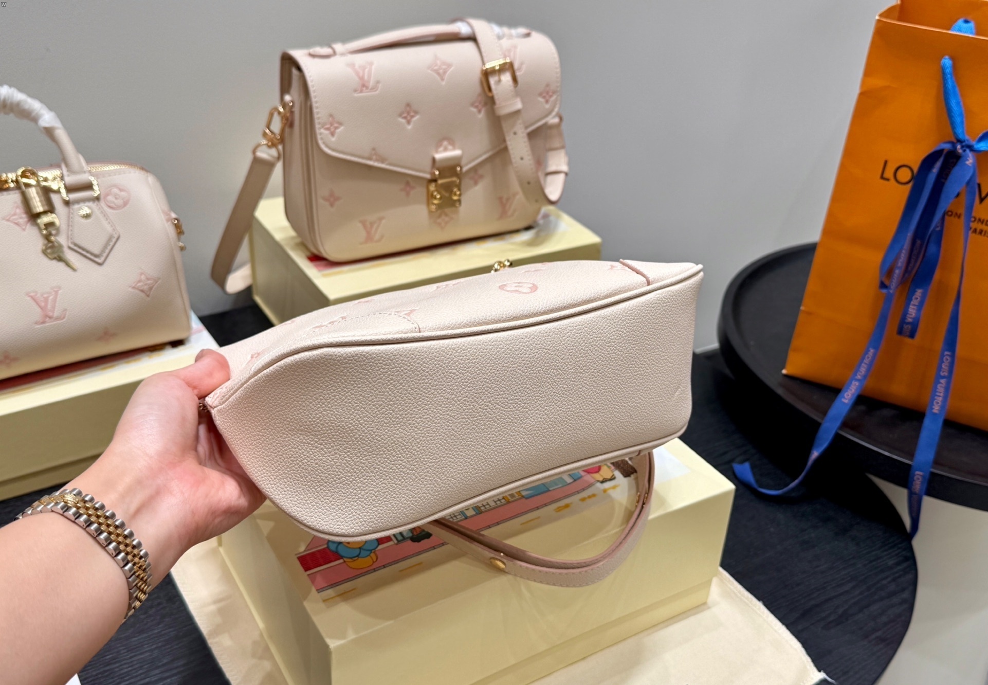 Louis Vuitton Bag BG868018