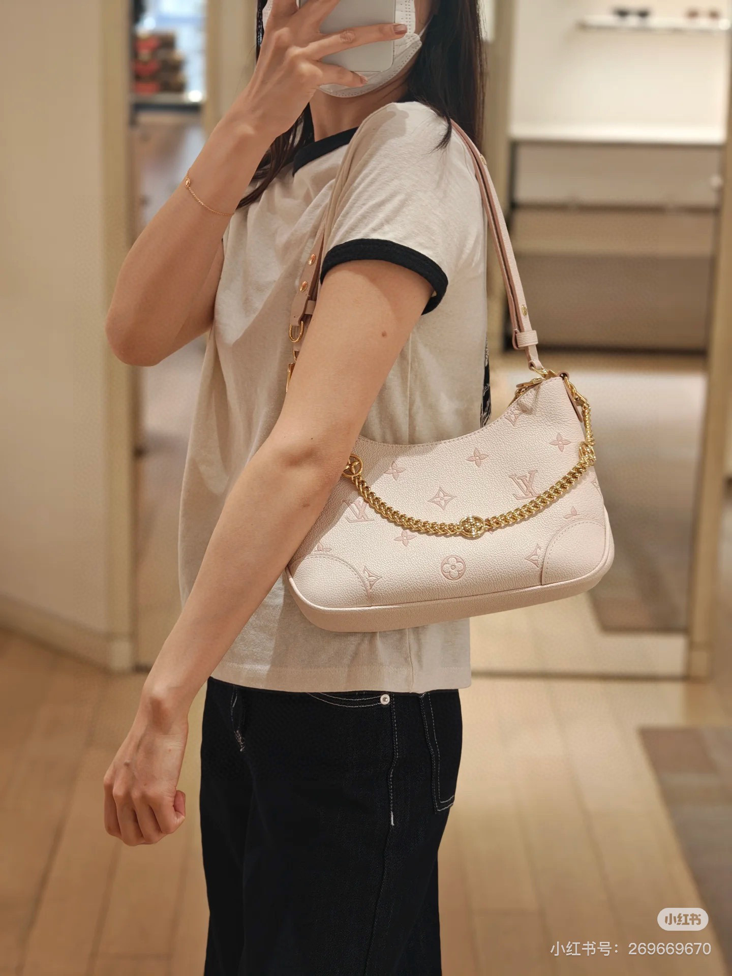 Louis Vuitton Bag BG868018