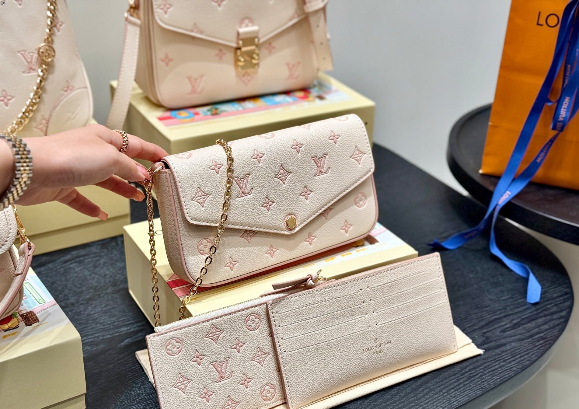 Louis Vuitton Bag BG868016