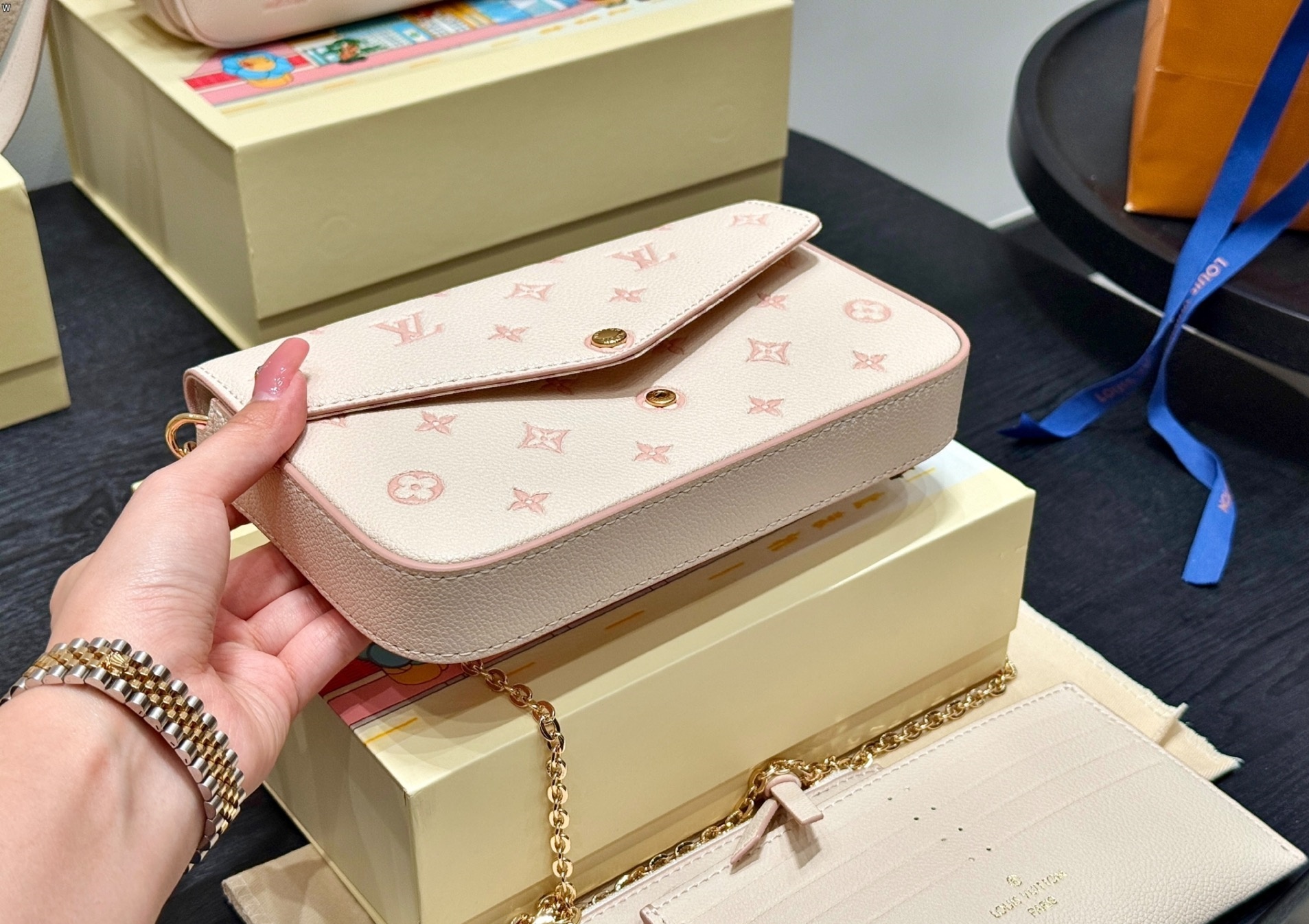 Louis Vuitton Bag BG868016