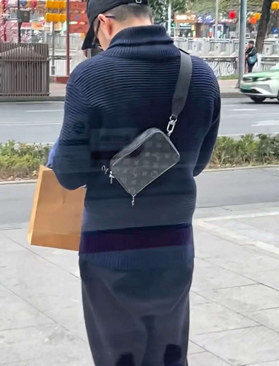 小盒子斜挎包 M68906