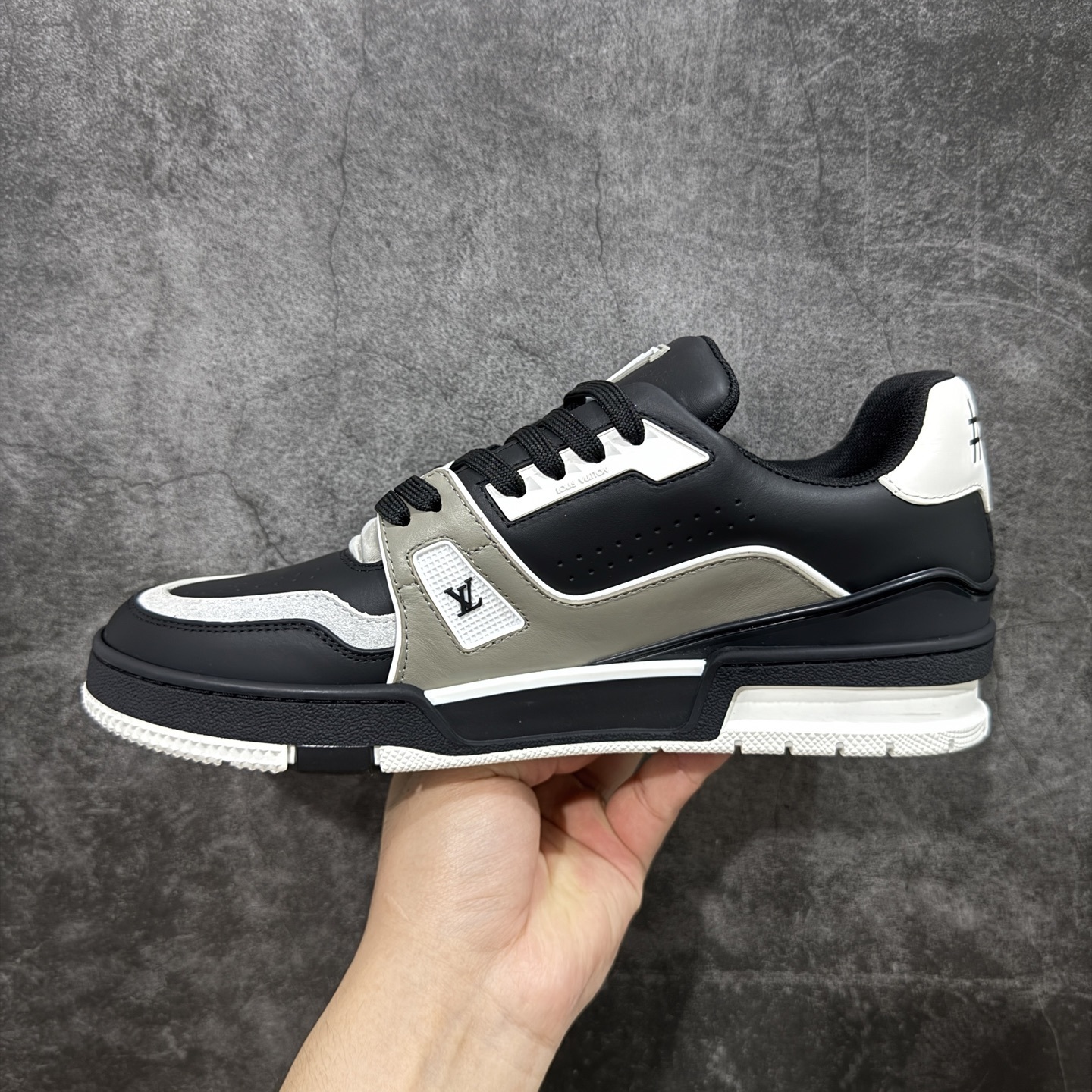 Louis Vuitton Sneakers T538010