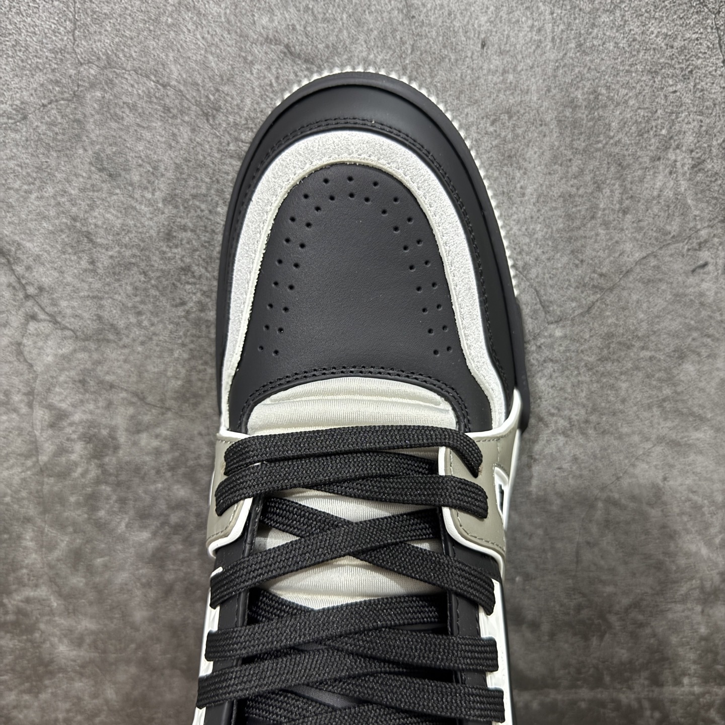 Louis Vuitton Sneakers T538010