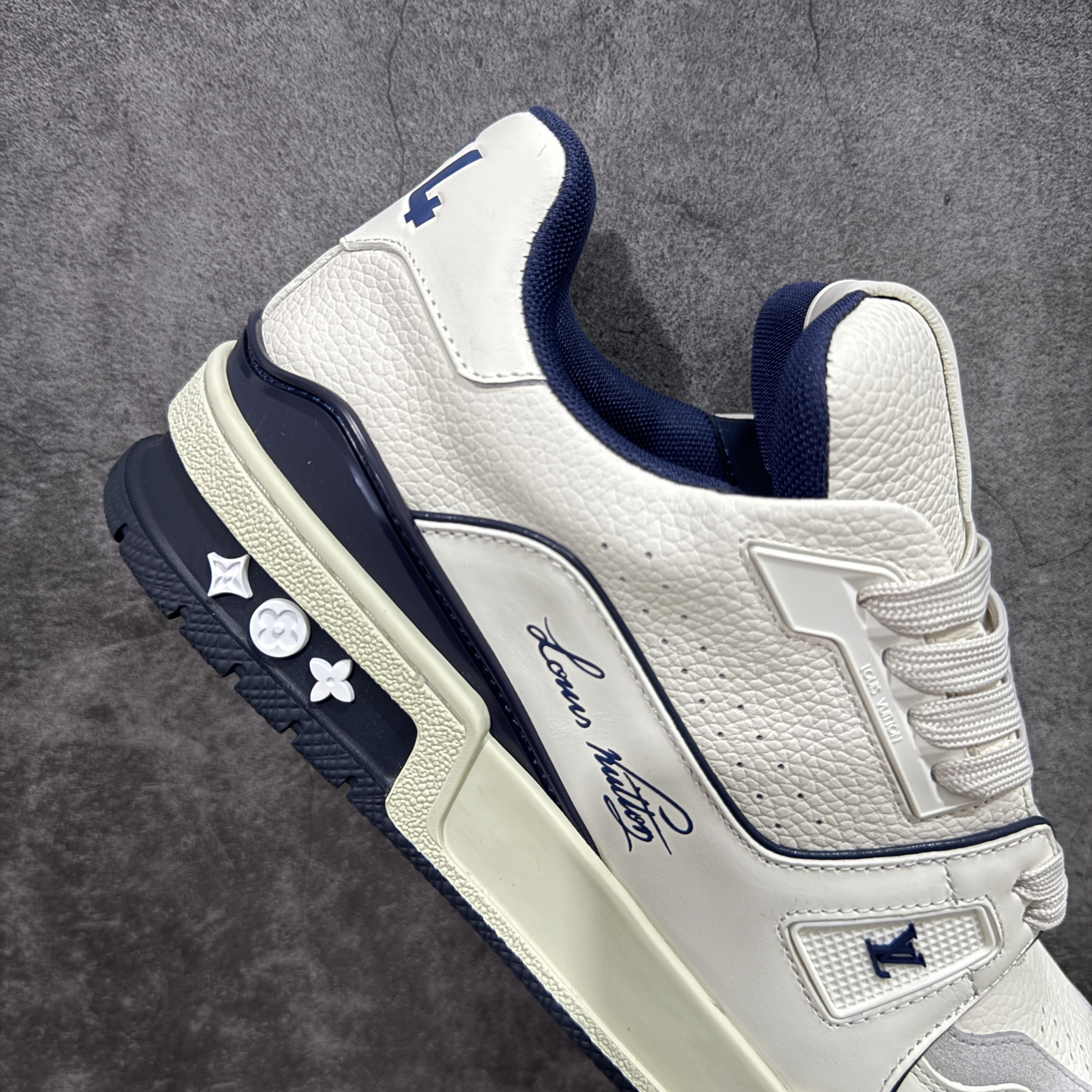 Louis Vuitton Sneakers T538006