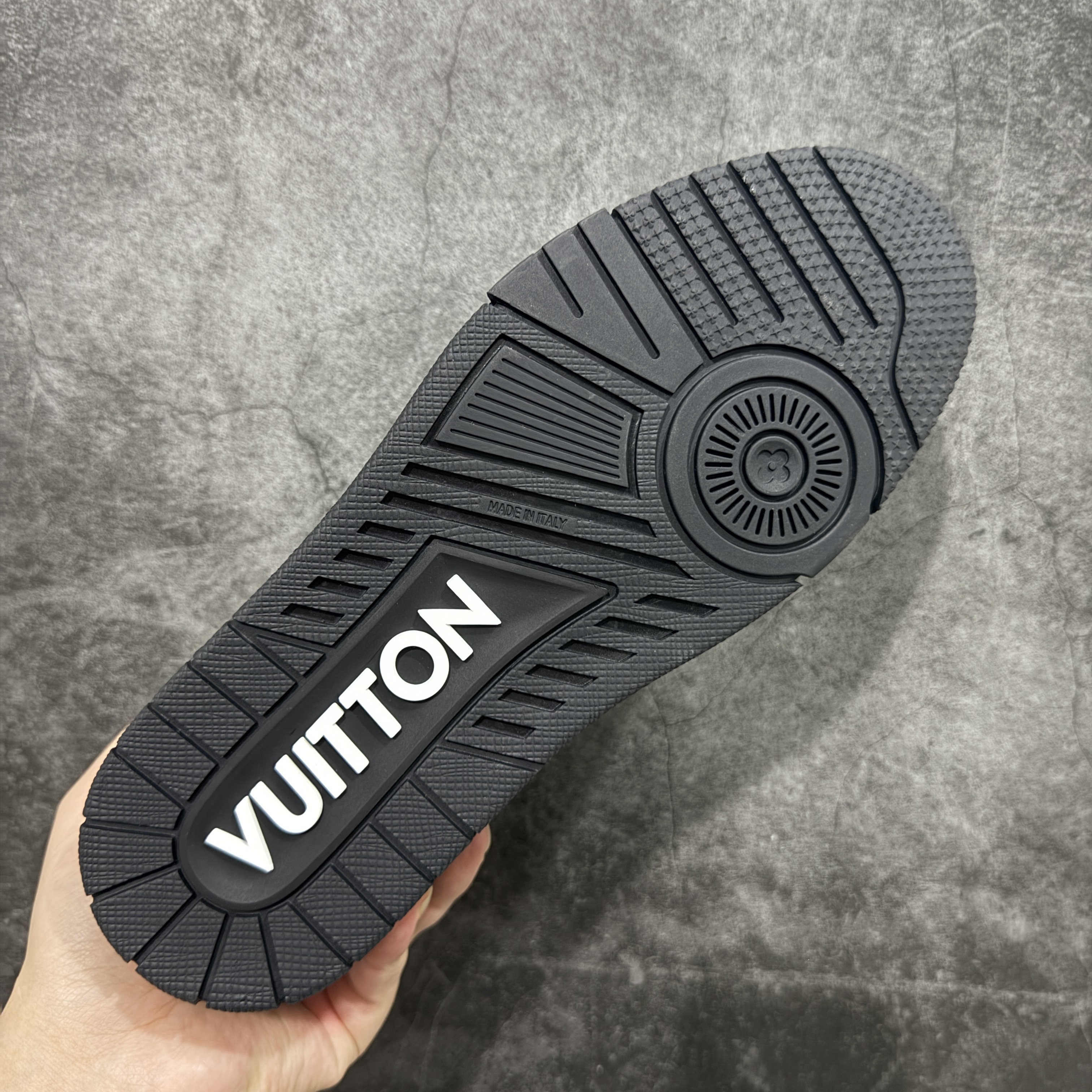 Louis Vuitton Sneakers T538007