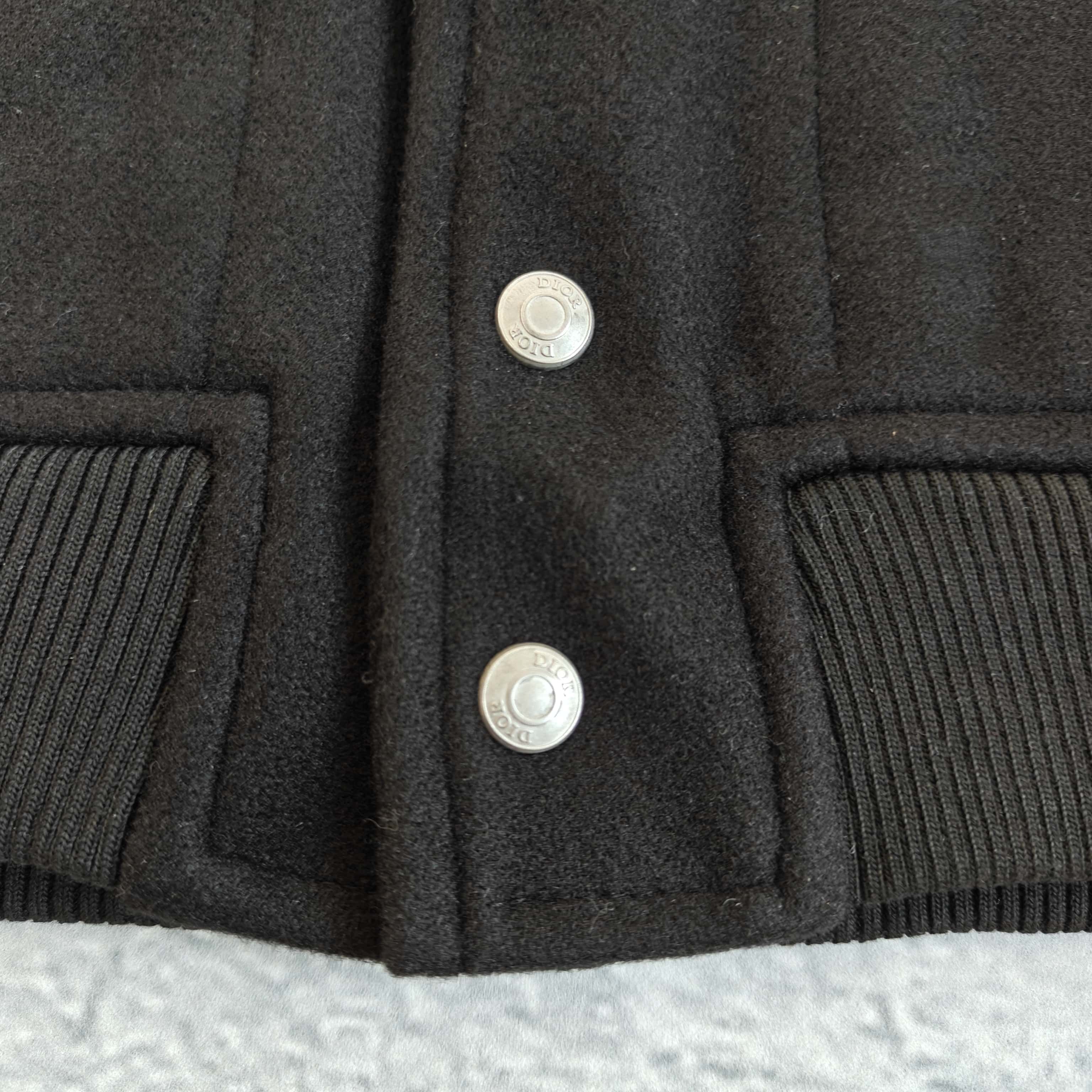 黑色小标棒球服夹克外套 - 滴 528836（ZN）