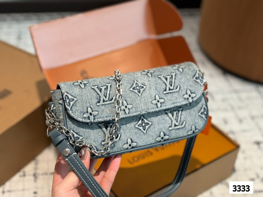 Louis Vuitton Bag BG868010
