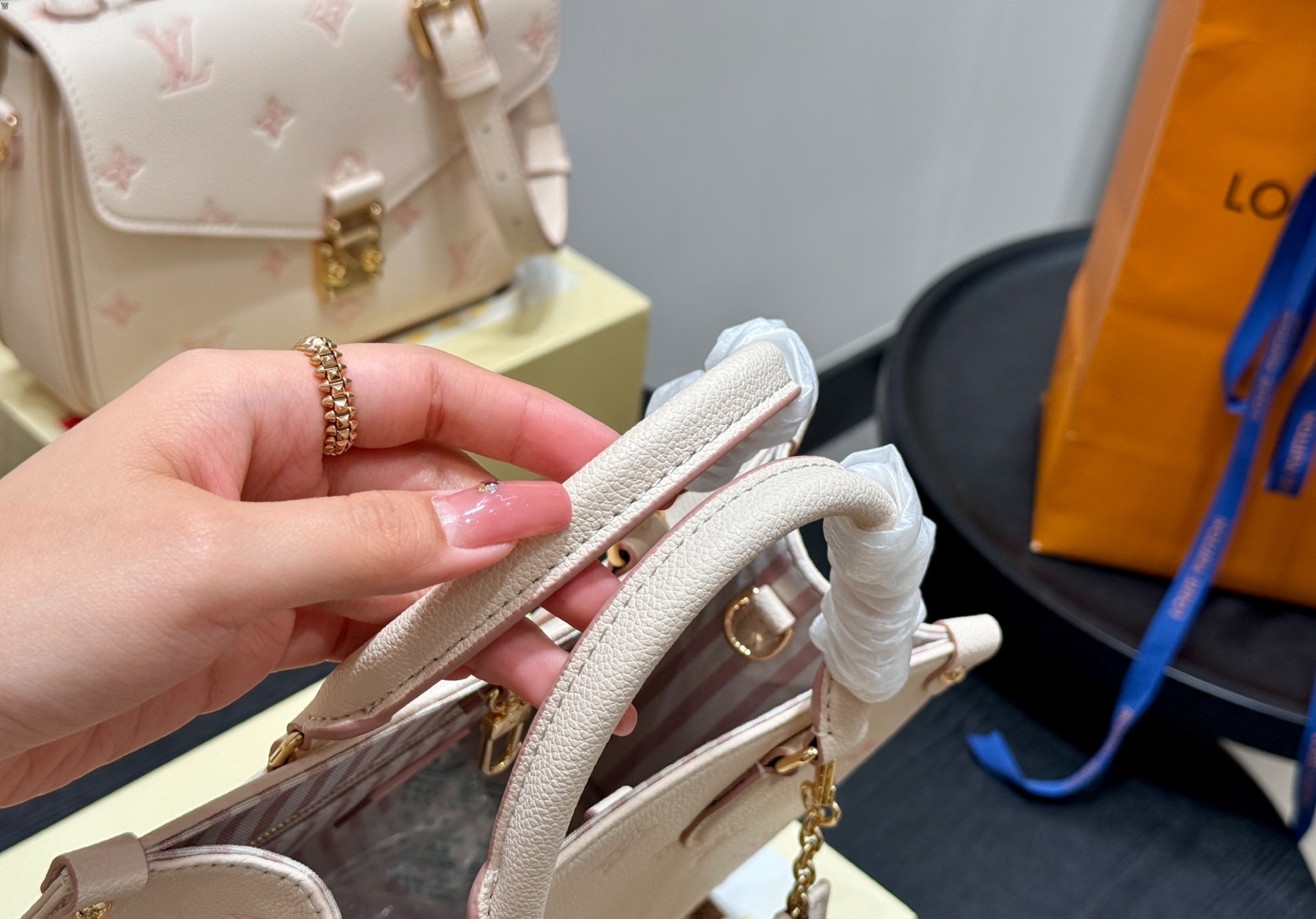 Louis Vuitton Bag BG868019