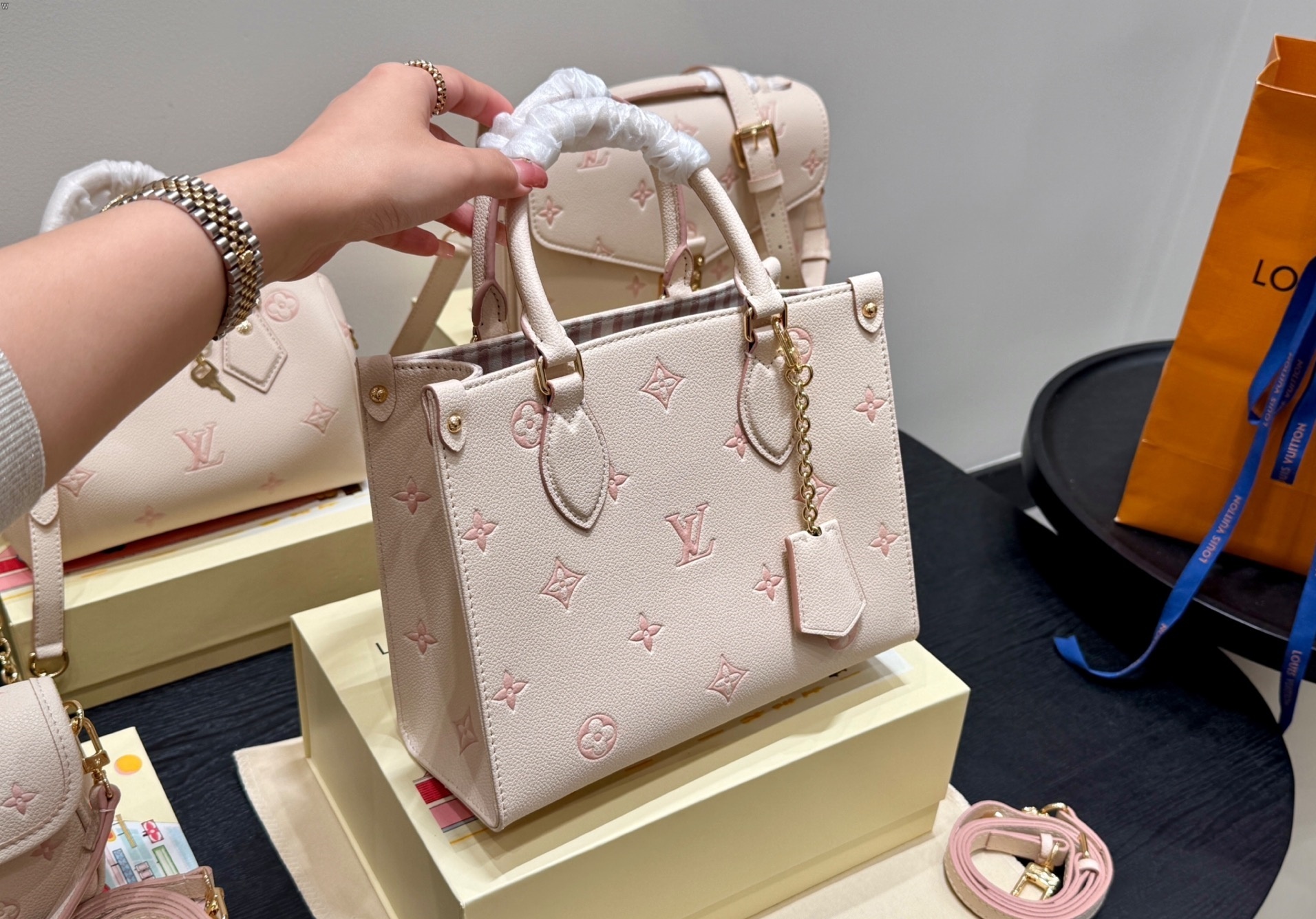 Louis Vuitton Bag BG868019