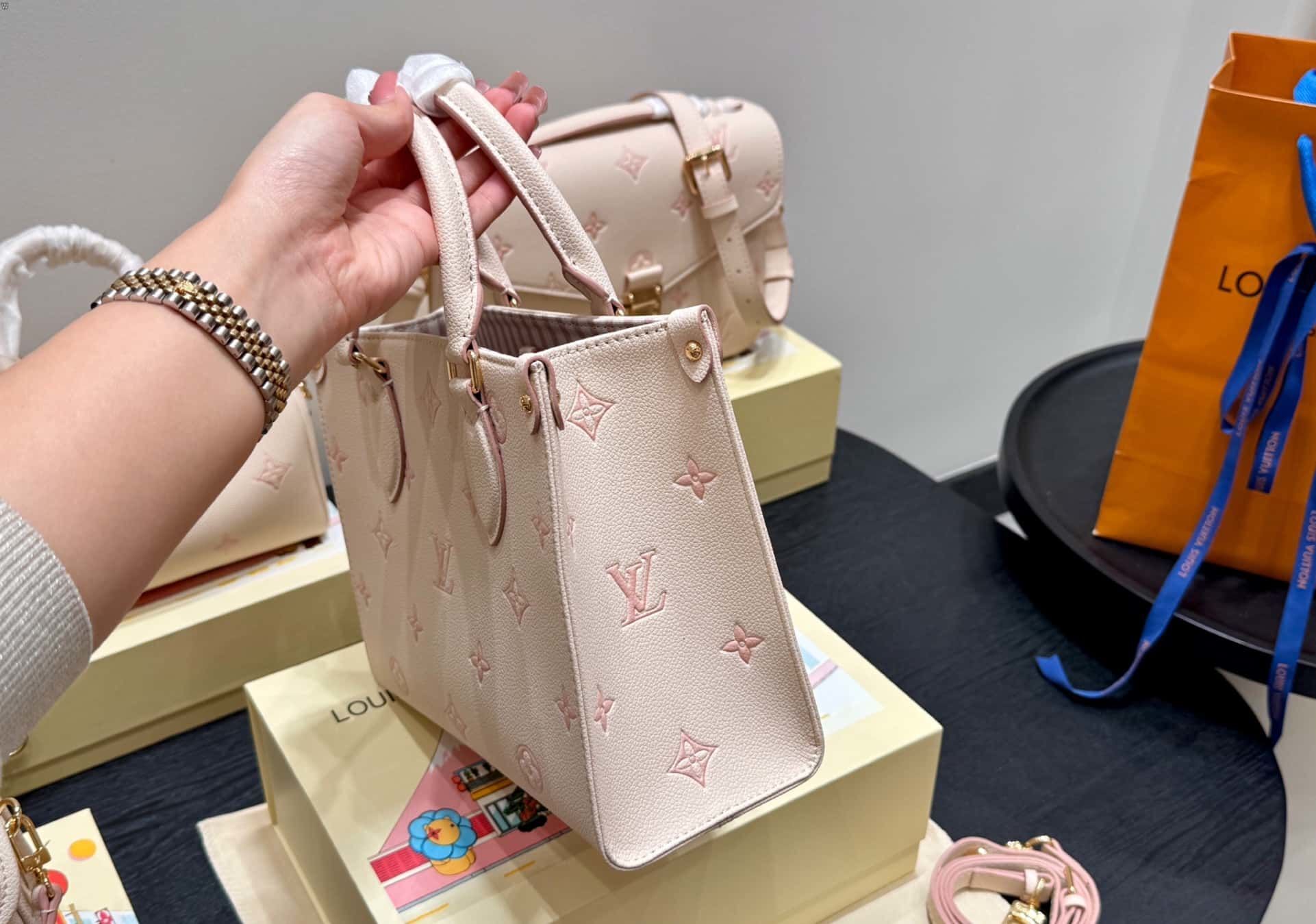 Louis Vuitton Bag BG868019