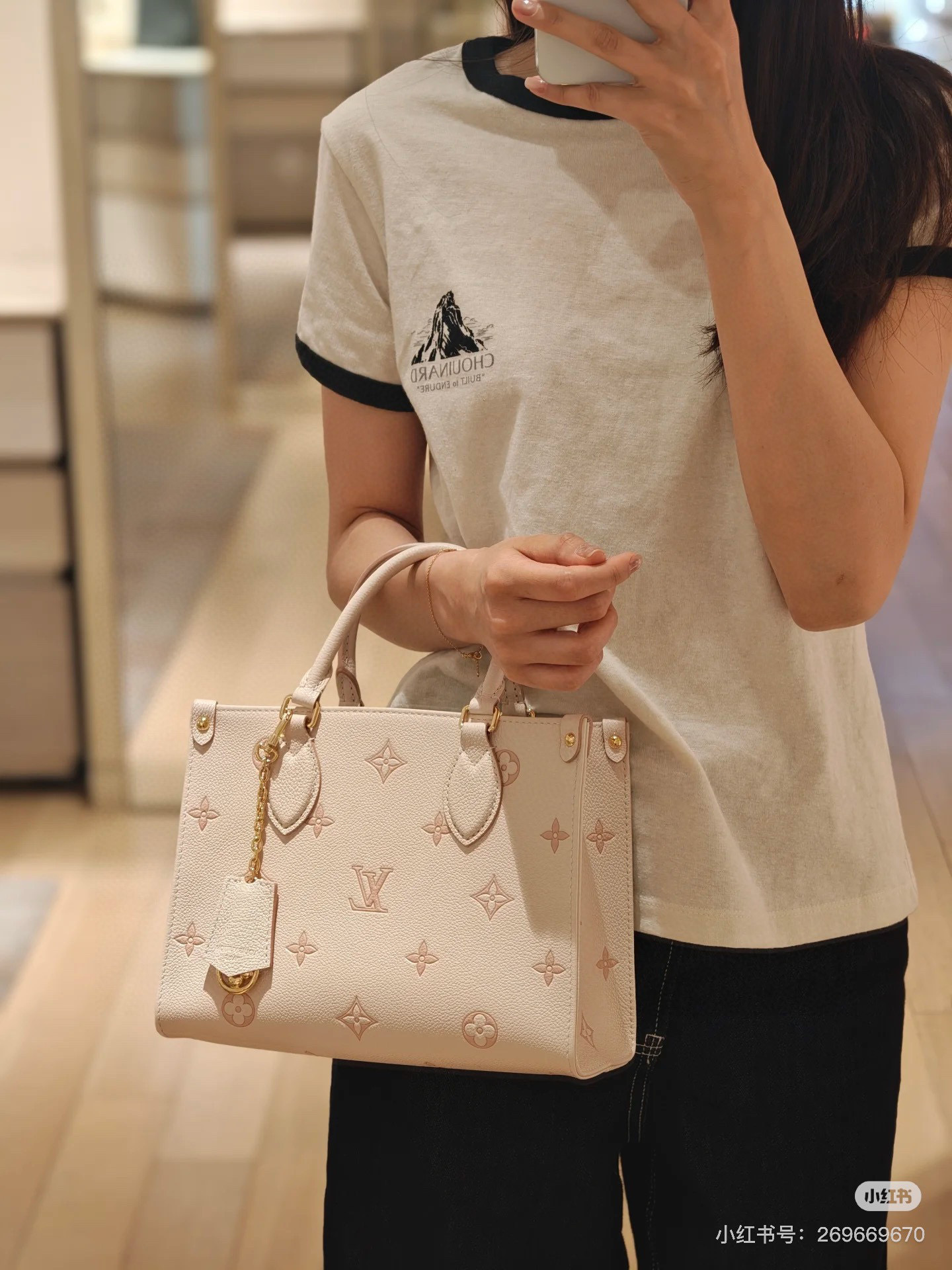 Louis Vuitton Bag BG868019