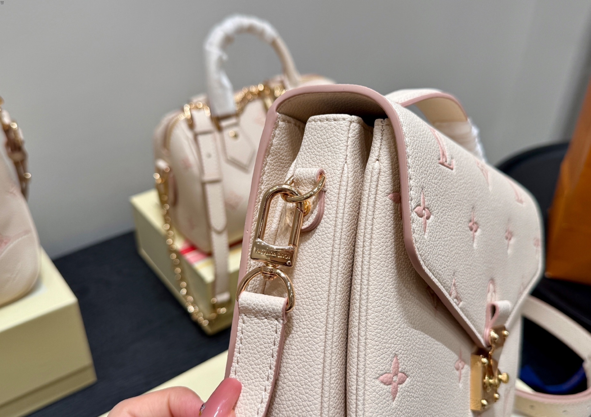 Louis Vuitton Bag BG868021