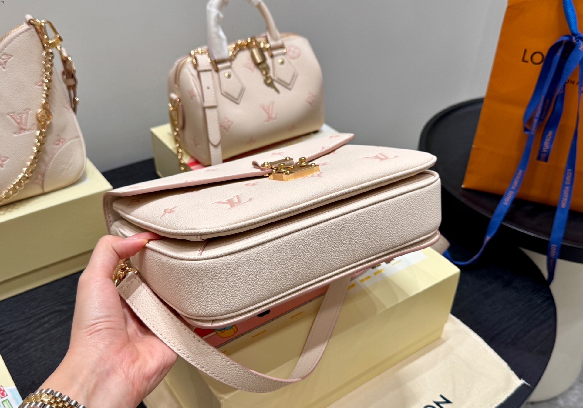 Louis Vuitton Bag BG868021