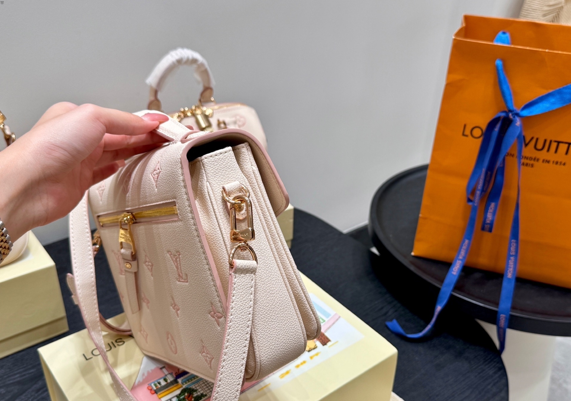 Louis Vuitton Bag BG868021