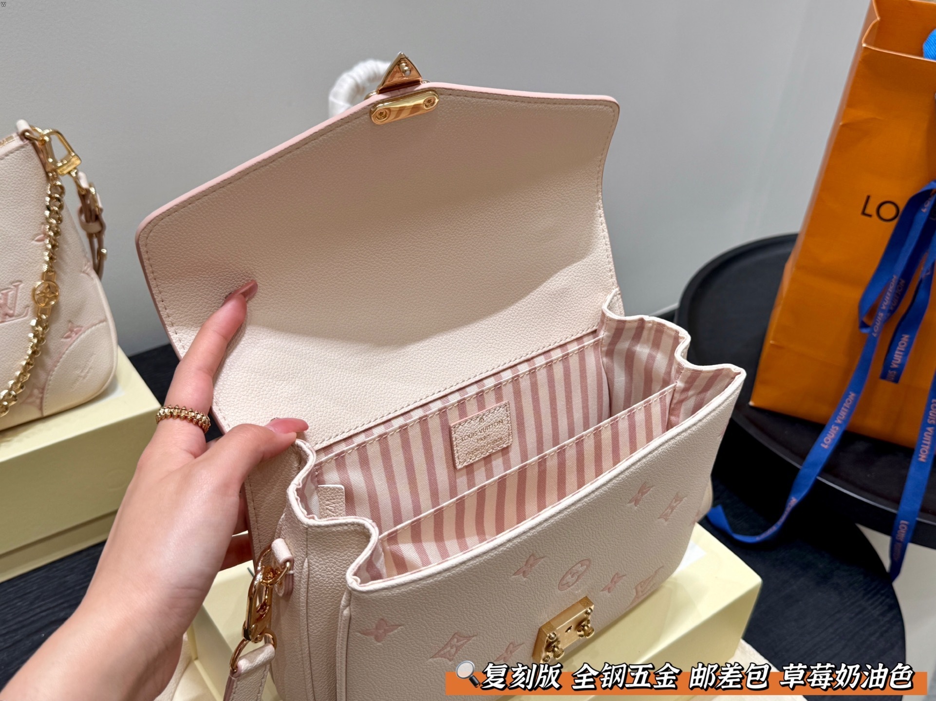 Louis Vuitton Bag BG868021