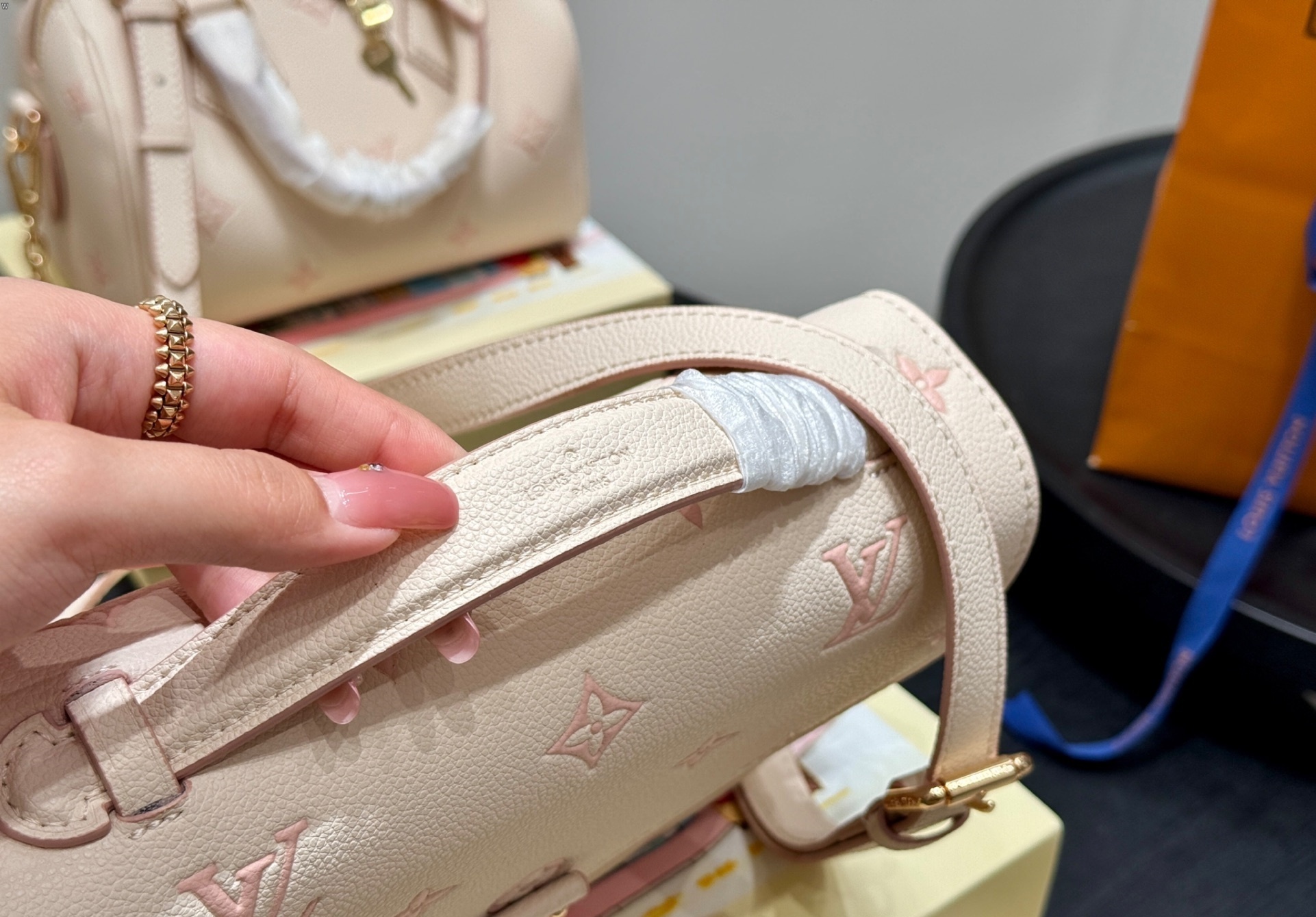 Louis Vuitton Bag BG868021