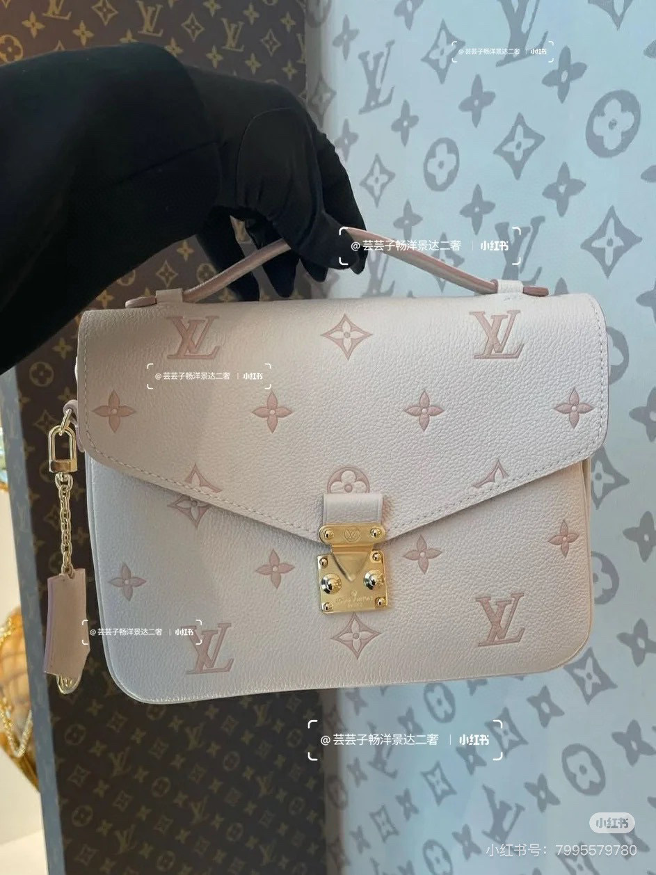 Louis Vuitton Bag BG868021
