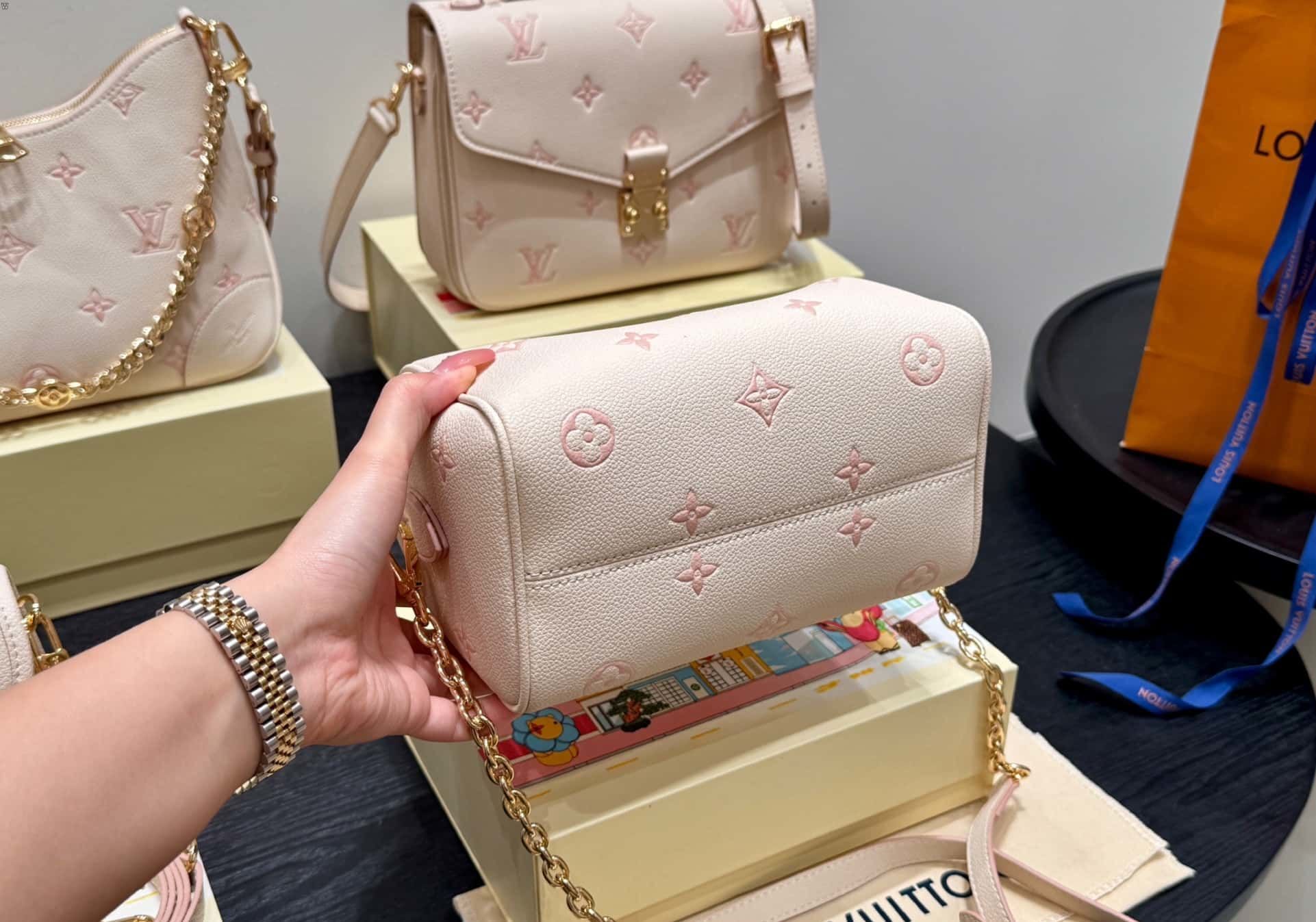 Louis Vuitton Bag BG868020