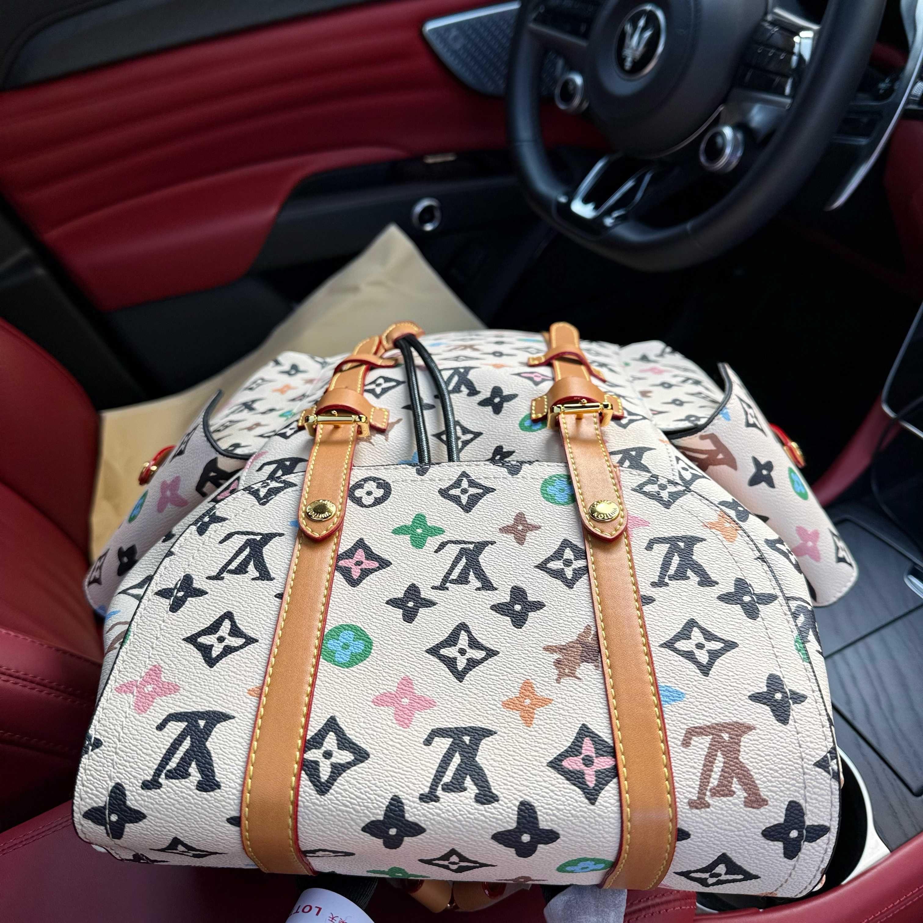 Louis Vuitton Bag BG868028