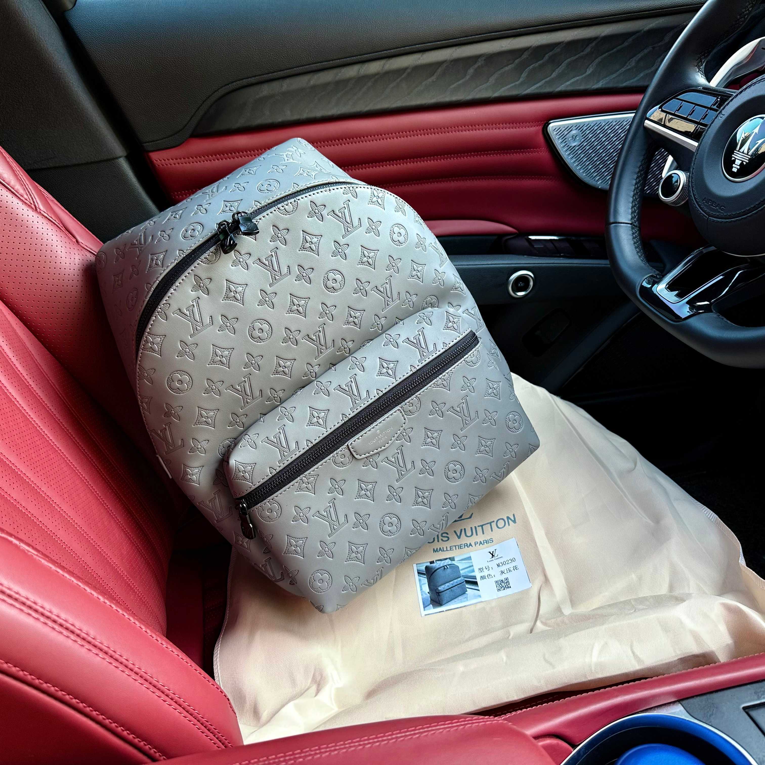 Louis Vuitton Bag BG868026
