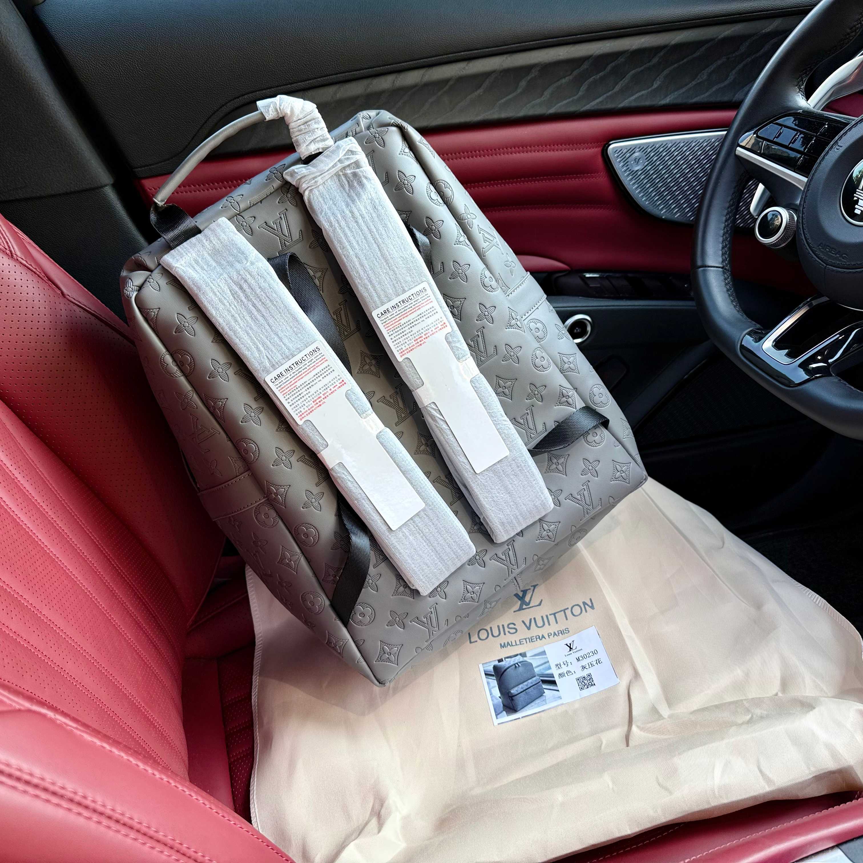 Louis Vuitton Bag BG868026